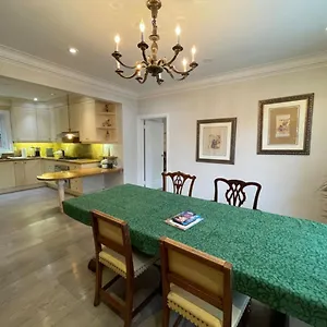 Private In Forest Hill With Full Kitchen And Parking Gasthof Toronto